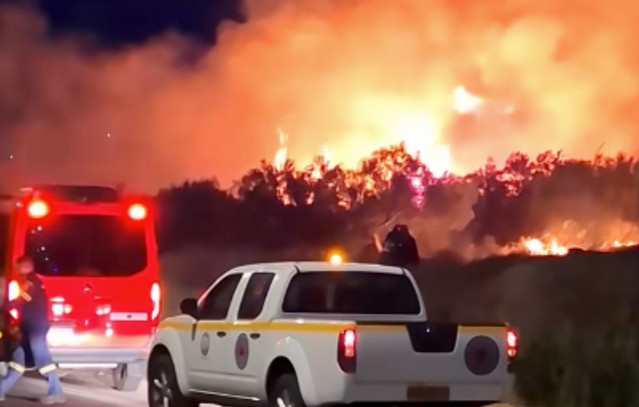 Μάχη-με-τις-φλόγες-στην-Κερατέα:-Σε-πλήρη-εξέλιξη-η-φωτιά