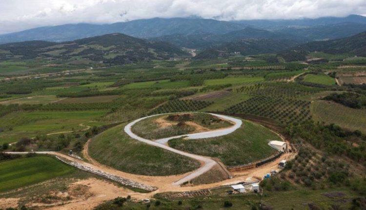 Υλοποίηση-υποδομών-εξυπηρέτησης-των-επισκεπτών-και-διαμόρφωσης-εκθεσιακού-χώρου,-στον-Τύμβο-Καστά,-στην-Αμφίπολη