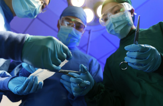 Ιατρικό-θαύμα:-Κινέζοι-γιατροί-έσωσαν-άνδρα-που-σχεδόν-αποκεφαλίστηκε