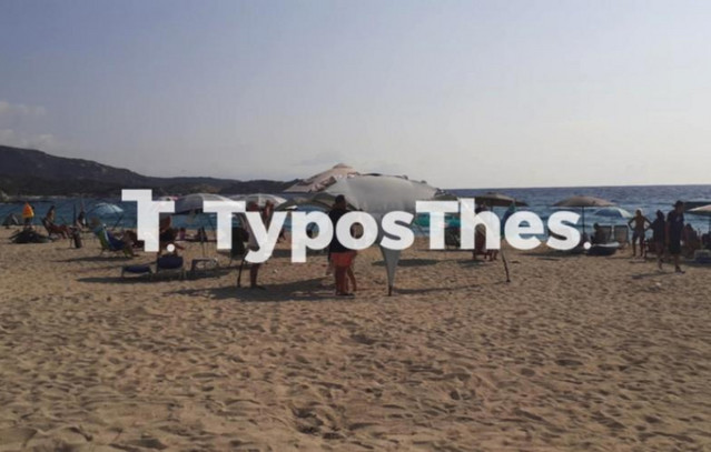 Επιχείρηση-σε-γνωστό-κάμπινγκ-στη-Χαλκιδική,-μετά-από-καταγγελία-τουρίστριας-–-Ξηλώνουν-ομπρέλες-και-εξοπλισμό