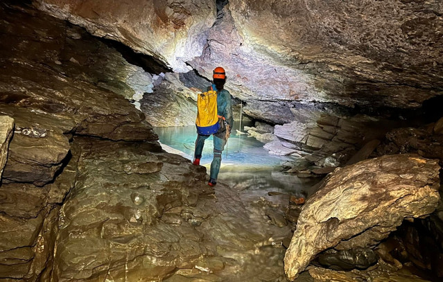 Κατασκήνωση-στα-Χανιά,-650-μέτρα-κάτω-από-τη-γη-με-κουβέρτες,-κατσαρολικά-και-wi-fi-–-Η-κατάδυση-στο-βαθύτερο-σπήλαιο-της-Ελλάδας