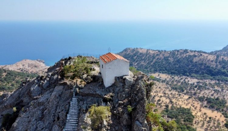 Αρχιερατική-Θεία-Λειτουργία-στην-Παναγία-Κρημνιώτισσα-Σαμοθράκης