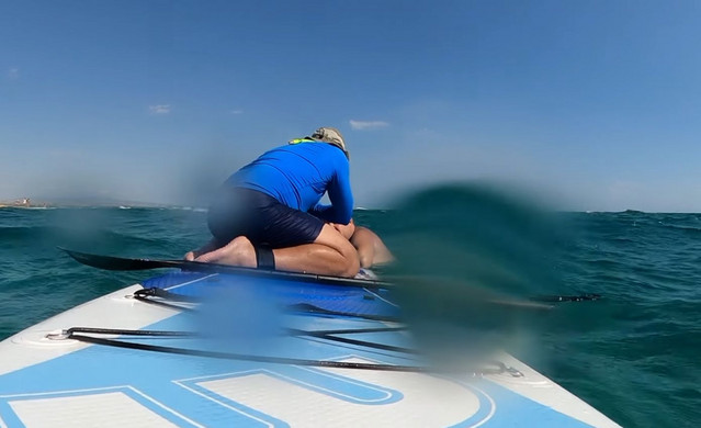 Θρίλερ-για-οικογένεια-στη-Θεσσαλονίκη:-Πατέρας-παρασύρθηκε-από-τα-κύματα,-προσπαθώντας-να-φτάσει-τα-παιδιά-του-–-Τι-λέει-ο-άνδρας-με-το-sup-που-τους-έσωσε