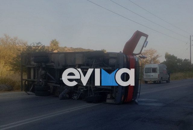 Σοβαρό-τροχαίο-στην-Εύβοια:-Φορτηγό-αναποδογυρίστηκε-μετά-από-σύγκρουση-με-αυτοκίνητο