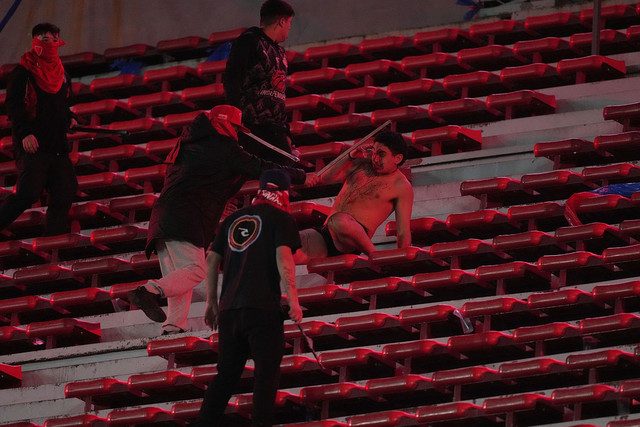 Βίντεο-και-φωτογραφίες-από-το-χάος-και-τα-βίαια-επεισόδια-σε-ποδοσφαιρικό-αγώνα-στην-Αργεντινή-–-Αναφορές-για-τρεις-νεκρούς,-300-συλλήψεις