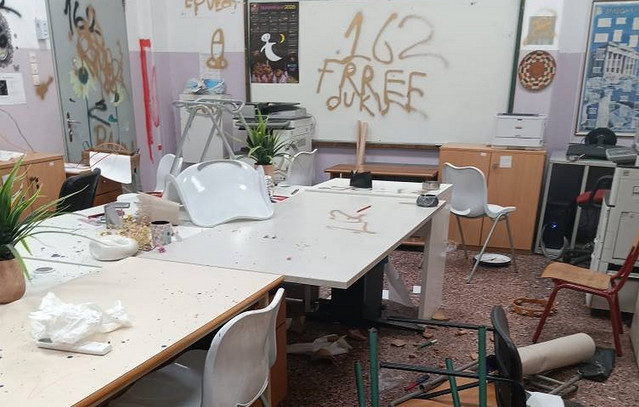 Άγνωστοι-προκάλεσαν-σοβαρές-ζημιές-σε-δημοτικά-σχολεία-στο-Βύρωνα-–-Δείτε-φωτογραφίες