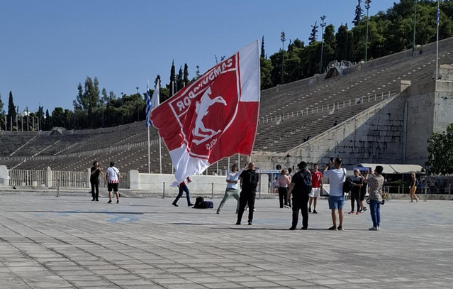 Ανεμίζουν-σημαίες-του-Κεμάλ-Ατατούρκ-μπροστά-στο-Καλλιμάρμαρο-οι-οπαδοί-της-Σαμσουνσπόρ