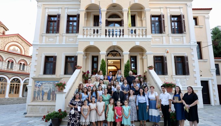 Μικροί-και-μεγάλοι-εύχονται-στον-Μητροπολίτη-Φλωρίνης-Ειρηναίο-για-την-ονομαστική-του-εορτή-(ΦΩΤΟ)