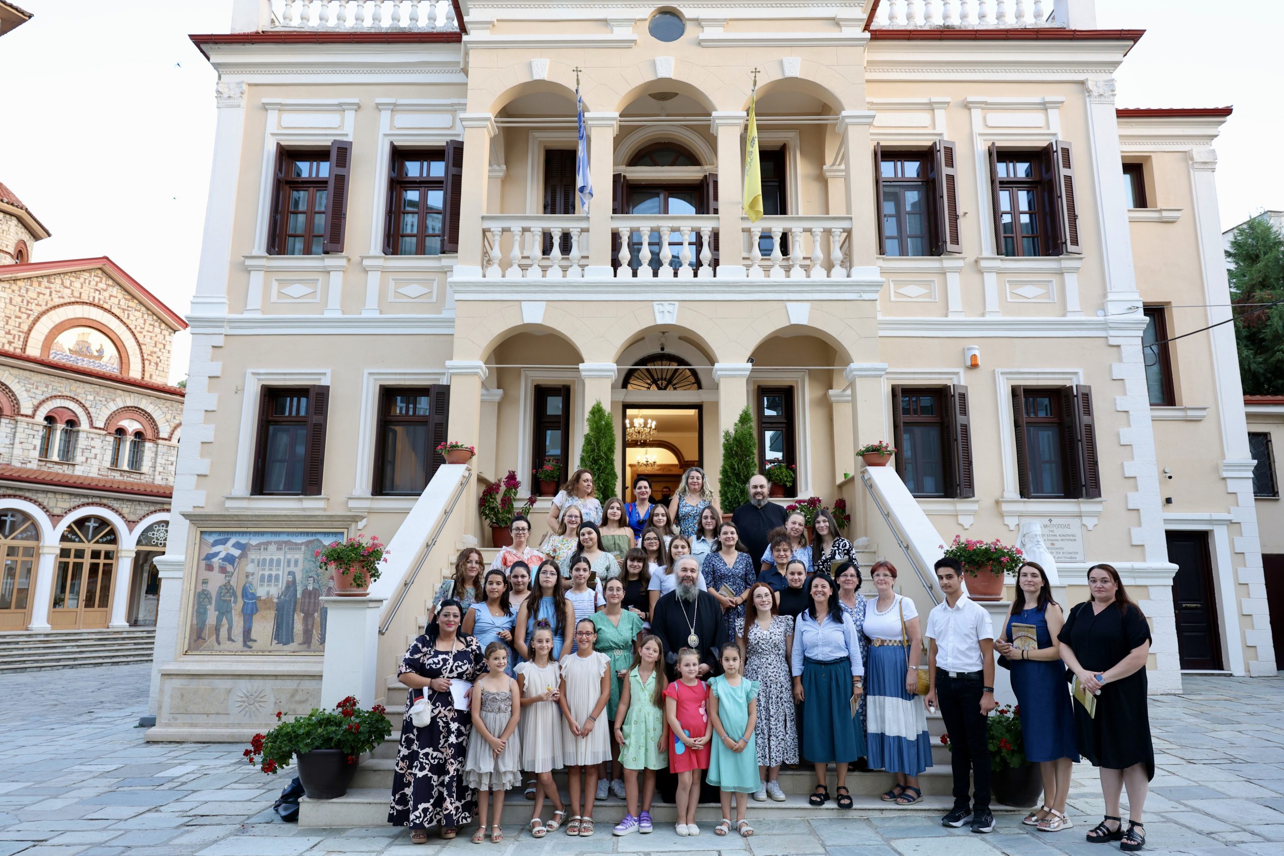 Μικροί-και-μεγάλοι-εύχονται-στον-Μητροπολίτη-Φλωρίνης-Ειρηναίο-για-την-ονομαστική-του-εορτή-(ΦΩΤΟ)