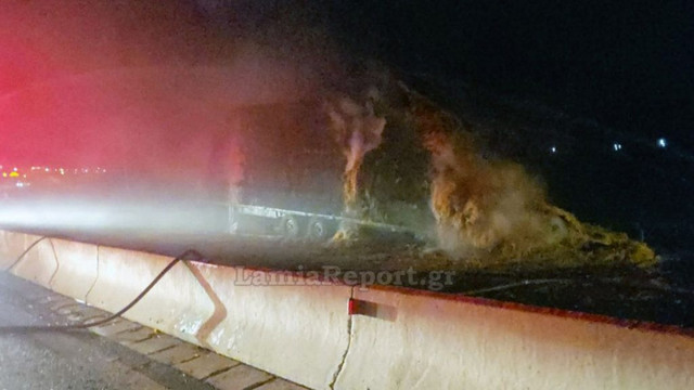 Νταλίκα-φορτωμένη-άχυρο-λαμπάδιασε-στον-Ε65-στο-ρεύμα-προς-Λαμία