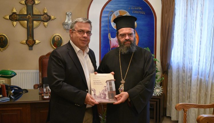 Στον-Μητροπολίτη-Μαρωνείας-ο-Γενικός-Γραμματέας-της-Αποκεντρωμένης-Διοικήσεως-Μακεδονίας-Θράκης