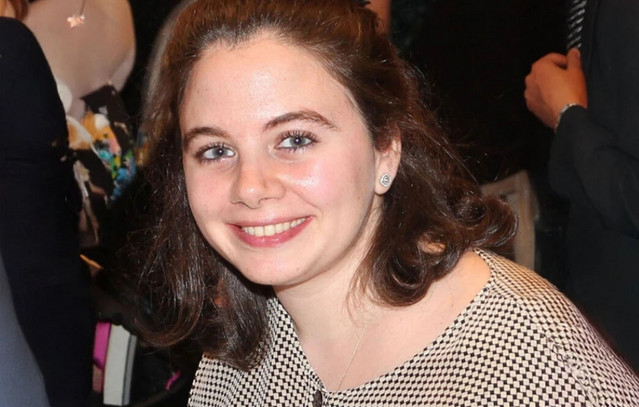 Το-συγκινητικό-αντίο-της-Μίνας-Βαλυράκη-και-του-Σάββα-Σαββόπουλου-στη-Λένα-Σαμαρά-–-«Ταξιδεύει-σαν-ήλιος-το-κορίτσι-μου»