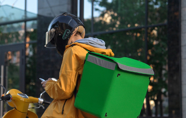 «Για-ποιον-λόγο-δεν-είσαι-Έλληνας;»:-Αρνήθηκε-να-πάρει-την-παραγγελία-της-από-αλλοδαπό-διανομέα