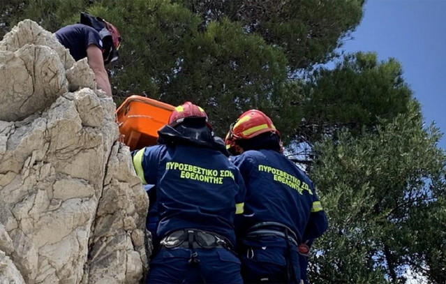 Επιχείρηση-της-Πυροσβεστικής-για-τη-μεταφορά-σε-ασφαλές-σημείο-ορειβάτισσας-που-τραυματίστηκε-στον-Όλυμπο- -