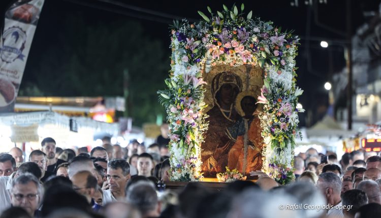 Ποταμός-πιστών-στην-μεγαλειώδη-Λιτανεία-της-Παναγίας-Φανερωμένης-στη-Νέα-Μηχανιώνα