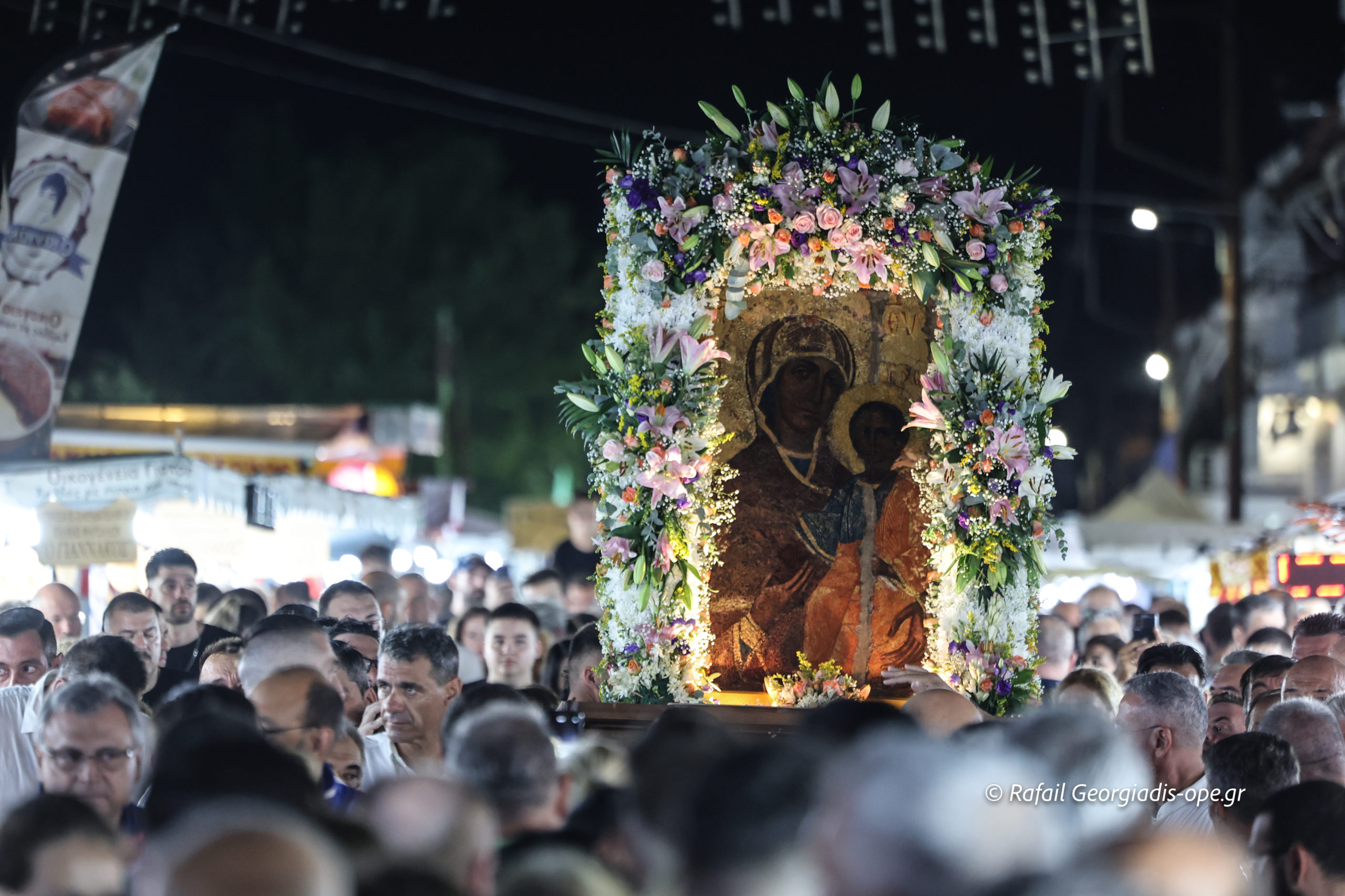 Ποταμός-πιστών-στην-μεγαλειώδη-Λιτανεία-της-Παναγίας-Φανερωμένης-στη-Νέα-Μηχανιώνα
