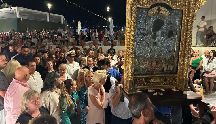 Πανδήμως-οι-Μυκόνιοι-τιμούν-την-Έφορο-και-Προστάτιδά-τους-Παναγία-Τουρλιανή