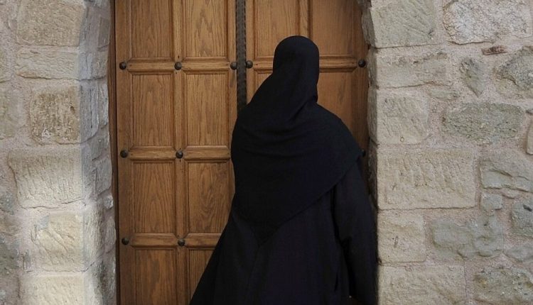 Κίσσαμος:-Συνελήφθη-επιτήδεια-που-υποδυόταν-την-καλόγρια