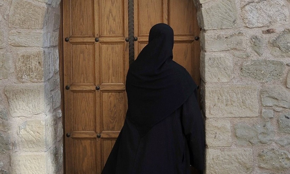 Κίσσαμος:-Συνελήφθη-επιτήδεια-που-υποδυόταν-την-καλόγρια