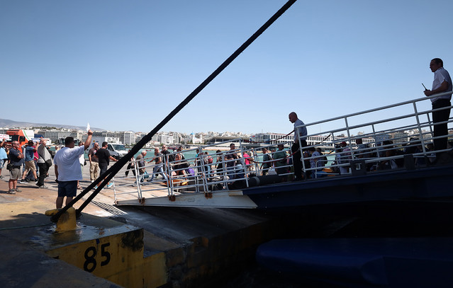 Απέπλευσε-το-«blue-star-mykonos»-μετά-την-άρση-της-απαγόρευσης-απόπλου