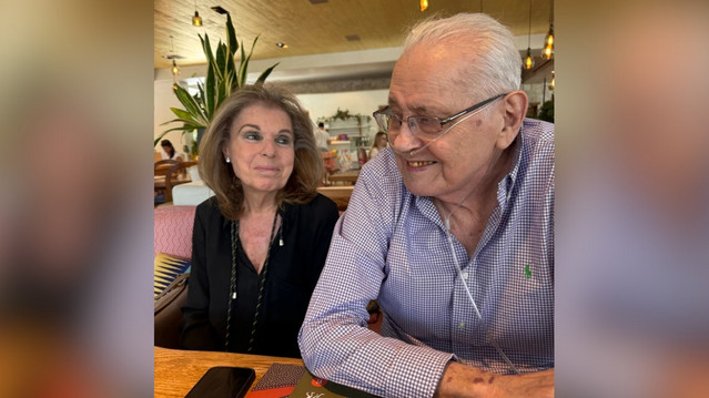 Η-τελευταία-ανάρτηση-του-Δημήτρη-Κωνσταντάρα-με-τη-σύζυγό-του-Βίκυ,-στη-Γλυφάδα-–-Τρυφερότητα-και-χαμόγελα