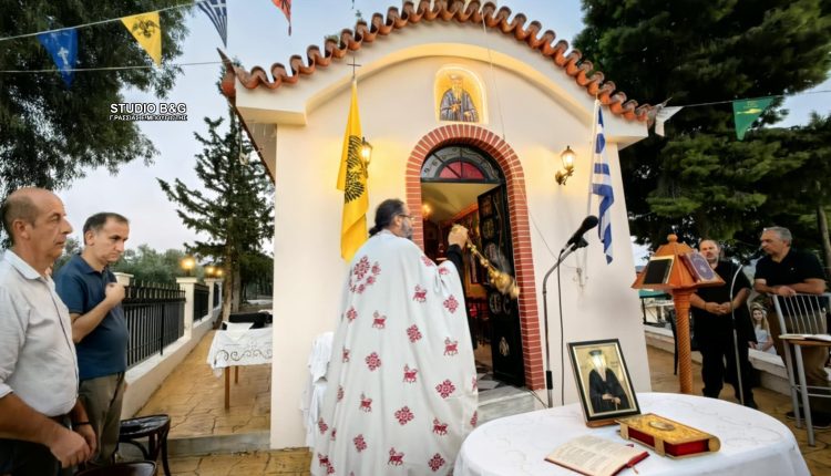 Πλήθος-πιστών-στο-ομώνυμο-εκκλησάκι-του-Αγίου-Κοσμά-του-Αιτωλού-στο-Νέο-Ροεινό-Αργολίδας: