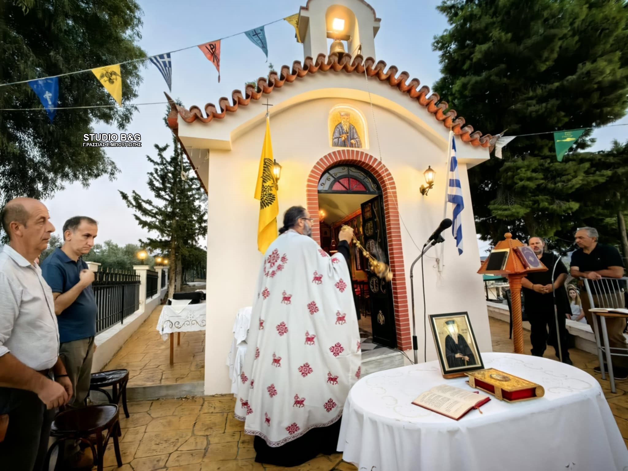 Πλήθος-πιστών-στο-ομώνυμο-εκκλησάκι-του-Αγίου-Κοσμά-του-Αιτωλού-στο-Νέο-Ροεινό-Αργολίδας: