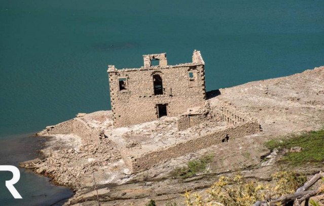 Χωριό-που-είχε-«πνιγεί»-από-την-τεχνητή-λίμνη-του-Μόρνου-επανεμφανίστηκε-εξαιτίας-της-κλιματικής-αλλαγής