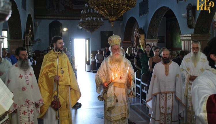 Ο-Μητροπολίτης-Άρτης-στον-Ιερό-Ναό-Κοιμήσεως-της-Θεοτόκου-στο-Φωτεινό