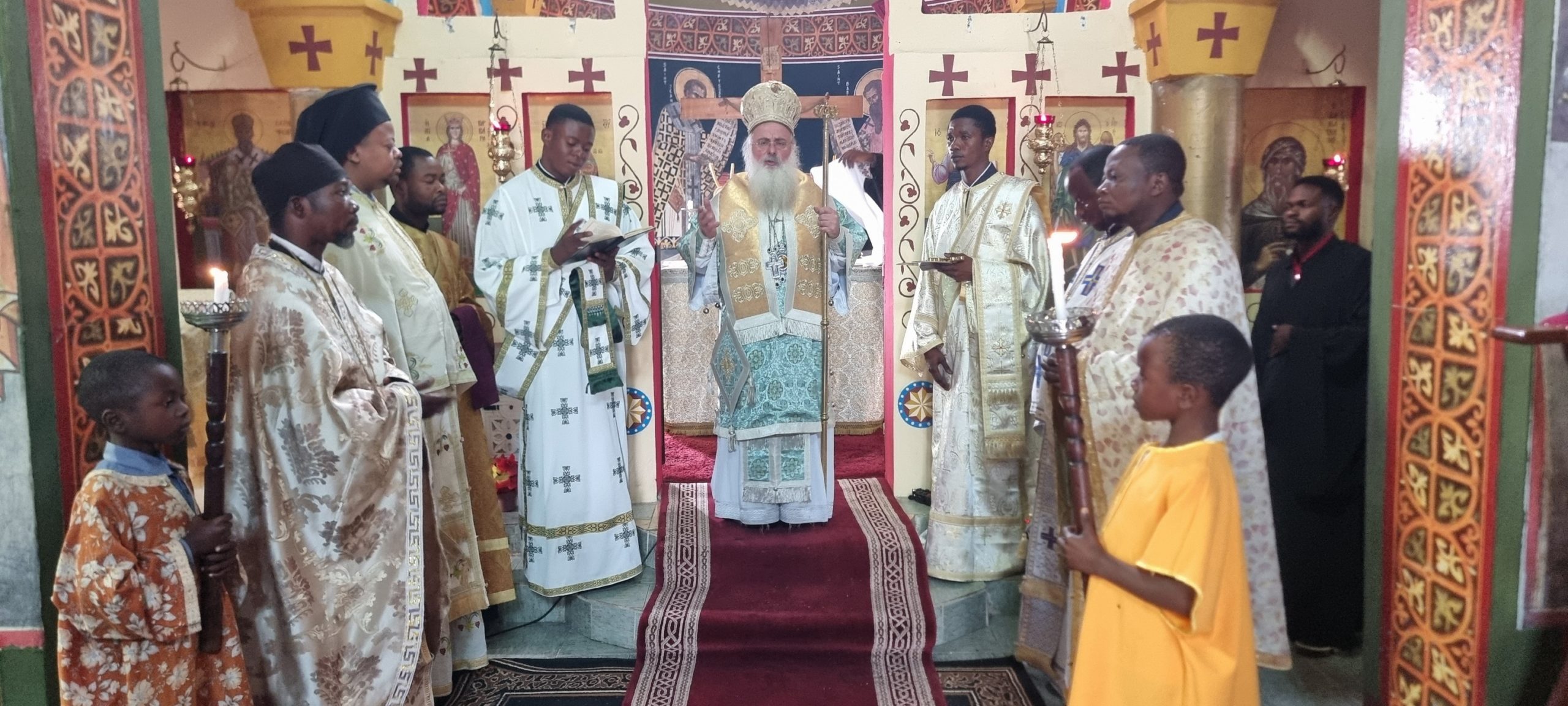 Στηv-Ενορία-Αγίας-Βαρβάρας-στην-Κινσάσα-ιερούργησε-ο-Μητροπολίτης-Θεοδόσιος