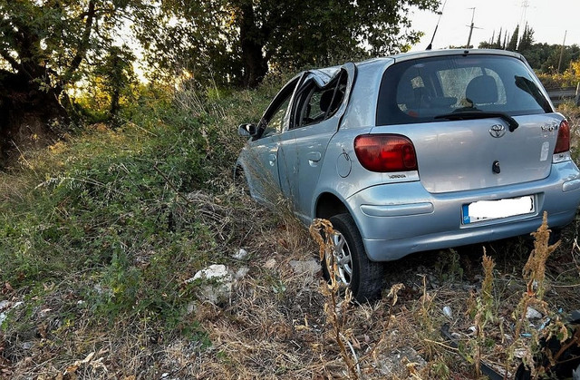 Τροχαίο-στο-Αγρίνιο:-ΙΧ-εξετράπη-της-πορείας-του-προσέκρουσε-σε-στύλο-και-έπεσε-σε-οικόπεδο-–-Τραυματίστηκε-μια-ανήλικη