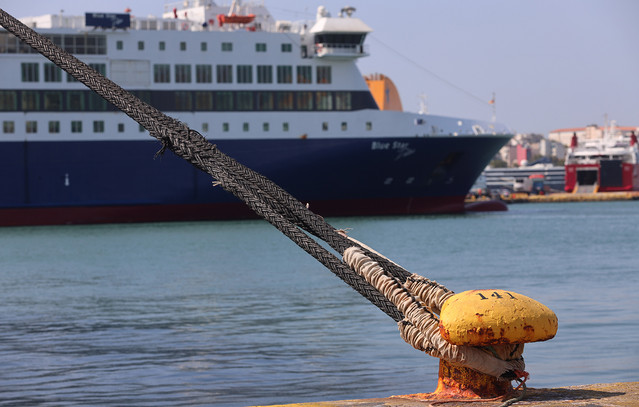 Σορός-γυναίκας-βρέθηκε-στη-θάλασσα-στο-λιμάνι-του-Πειραιά-–-Βίντεο-με-τη-στιγμή-της-ανάσυρσης