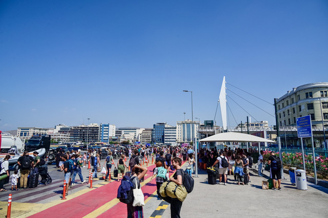 Επιστρέφουν-στην-Αθήνα-οι-αδειούχοι-–-Αυξημένα-τα-δρομολόγια-για-Πειραιά-λόγω-των-χιλιάδων-ταξιδιωτών