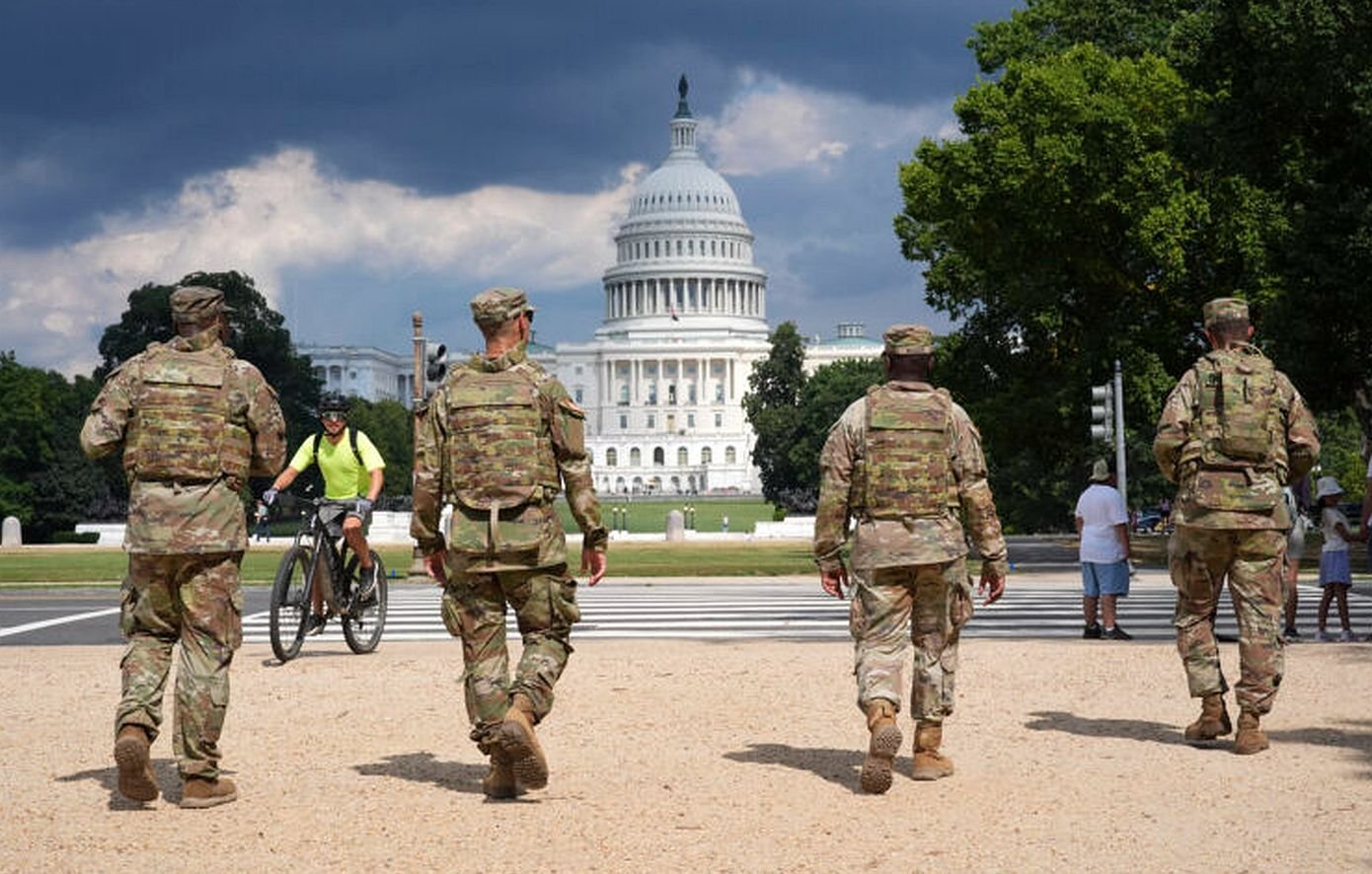 ΗΠΑ:-Οι-εθνοφρουροί-στην-Ουάσινγκτον-πλέον-φέρουν-όπλα