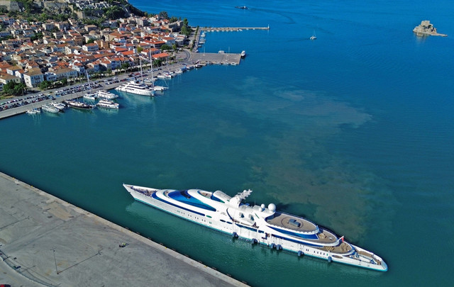 Στο-Ναύπλιο-το-superyacht-«yas»,-μέλους-της-βασιλικής-οικογένειας-των-Ηνωμένων-Αραβικών-Εμιράτων