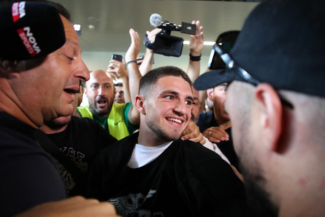 «Πανζουρλισμός»-στο-αεροδρόμιο-«Μακεδονία»-για-τον-Χρήστο-Ζαφείρη-–-Θα-γίνει-η-ακριβότερη-μεταγραφή-της-ιστορίας-του-ΠΑΟΚ