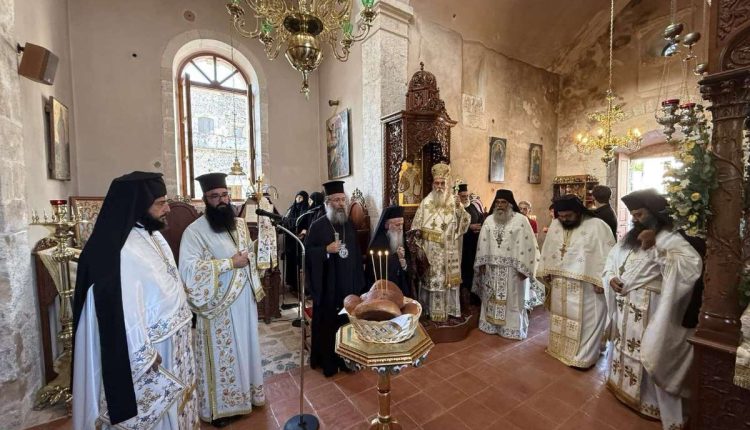 Ο-Μητροπολίτης-Ρεθύμνης-στα-Ονομαστήρια-του-Μητροπολίτη-Λάμπης-Ειρηναίου