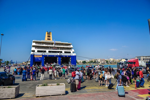 Αυξημένη-η-κίνηση-στο-λιμάνι-του-Πειραιά-–-Γεμάτα-με-κόσμο-επιστρέφουν-από-τα-νησιά-τα-πλοία