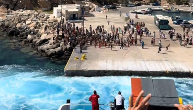 Οι-«απονεριστές»-της-Σικίνου-λένε-το-δικό-τους-«αντίο»-στα-πλοία-που-φεύγουν-και-οι-λιμενικοί-προσπαθούν-να-τους-σταματήσουν