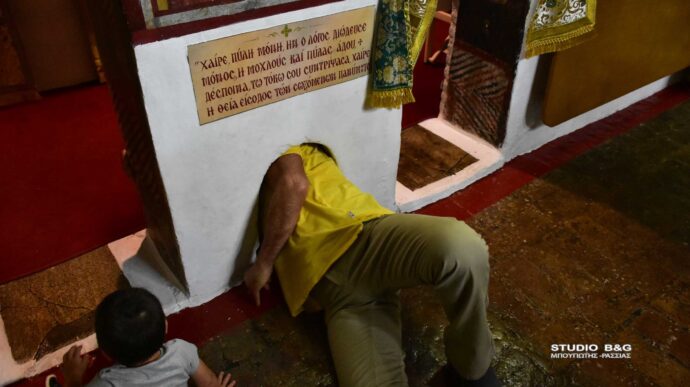 Ναύπλιο:-Η-«θαυματουργή-οπή»-στην-εκκλησία-Αγίων-Αδριανού-και-Ναταλίας