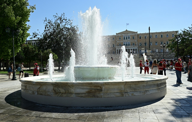 Επαναλειτουργεί-το-σιντριβάνι-της-πλατείας-Συντάγματος-–-«Συντηρήθηκε-μετά-από-153-χρόνια»