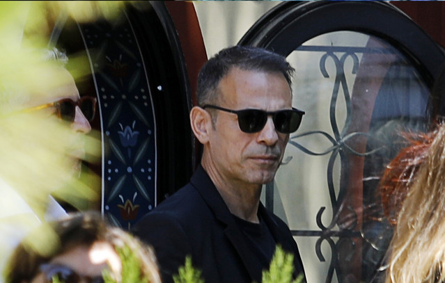 Αλεξάνδρα-Νικολαΐδου:-Ανείπωτη-θλίψη-στην-κηδεία-της-–-Τραγική-φιγούρα-ο-σύντροφός-της,-Ντέμης-Νικολαΐδης