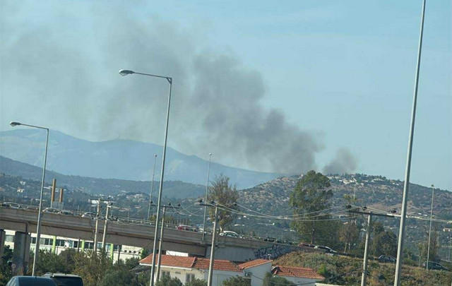Φωτιά-στην-Παιανία-κοντά-στην-Αττική-Οδό-–-Μήνυμα-από-το-112-για-ετοιμότητα,-επιχειρούν-εναέρια-μέσα