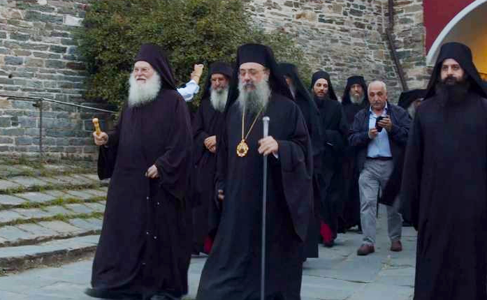 Υποδοχή-του-Μητροπολίτη-Πατρών-στην-ΙΜΜ.-Βατοπαιδίου-(ΒΙΝΤΕΟ)