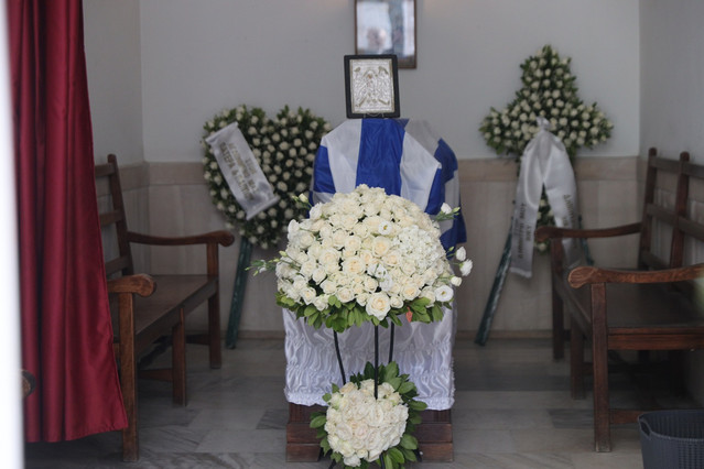 Το-τελευταίο-αντίο-στον-δημοσιογράφο-Δημήτρη-Κωνσταντάρα-–-Τυλιγμένο-με-την-ελληνική-σημαία-το-φέρετρό-του