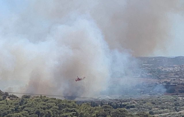 Φωτιά-τώρα-στην-Παλιοκαμάριζα-Κερατέας-–-Μήνυμα-του-112-για-εκκένωση-του-Θορικού