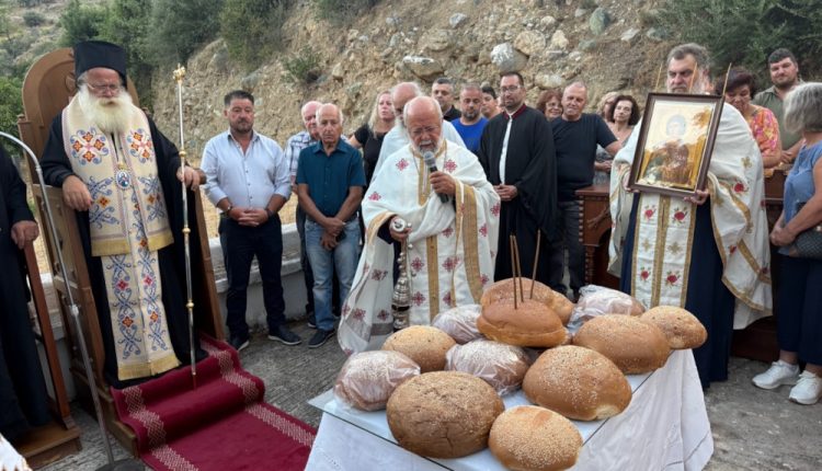 Αρχιερατικός-Εσπερινός-Αγίου-Φανουρίου-στον-ομώνυμο-Ιερό-Ναό-της-Ενορίας-Σταυροχωρίου-Ιεράπετρας