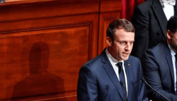 Σε-«συμπληγάδες»-ο-Μακρόν:-Οι-δύσκολες-επιλογές-που-έχει-εάν-πέσει-η-κυβέρνηση-Μπαϊρού