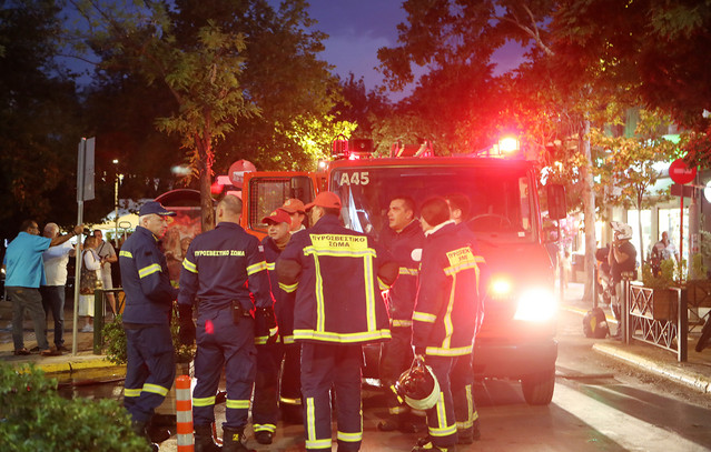 Ανάμεσα-στα-σπίτια-η-φωτιά-στην-Σαλαμίνα-–-«Κάποιοι-είχαν-γλέντι-και-έριξαν-πυροτεχνήματα»