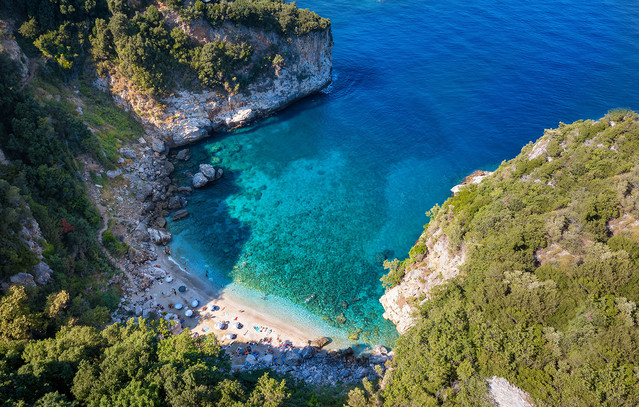 Κακός-χαμός-σε-παραλία-του-Πηλίου-με-γυμνιστές-–-Σπρωξίματα-και-κλωτσιές,-έγιναν-τρεις-συλλήψεις